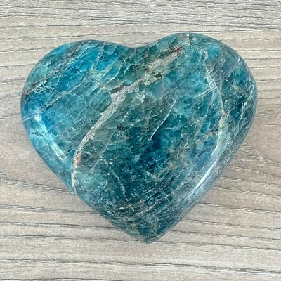 Nefertitis Apatit srdce Madagaskar A6-14 NF63749 - cca 7,6 x 6,9 cm, 231,8 g