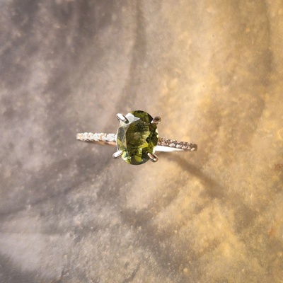Vltavín Moldavite Stříbrný prsten s vltavínem a zirkony P30 0187