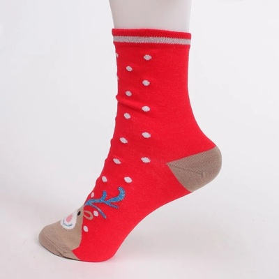 Коледни памучни чорапи в червено с бели точки и еленче
