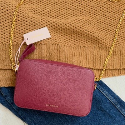 Coccinelle crossbody s retiazkou bordová