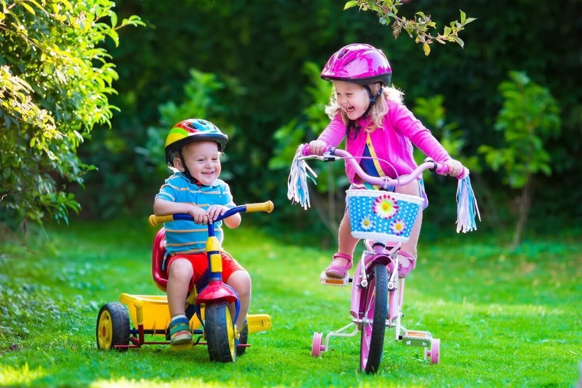 Cum alegi prima bicicletă cu roți ajutătoare pentru copii