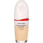 Shiseido Revitalessence Skin Glow Foundation лек фон дьо тен с озаряващ ефект SPF 30 цвят Porcelain 30ml