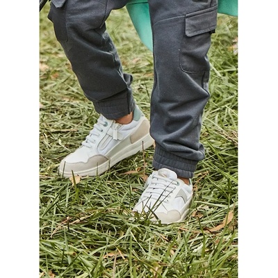 Mayoral Обувки city спортно-елеганти в Бяло с контрастни детайли за мини момче Майорал