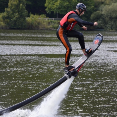 Hoverboarding vodní adrenalin na prkně