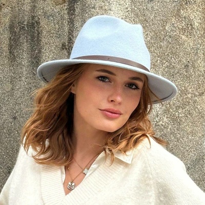 Krumlovanka vlněný klobouk fedora světle modrý střední krempa s koženou stuhou