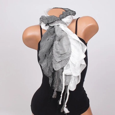 Трицветен шал с набран ефект и плитки в бяло, сиво и черно