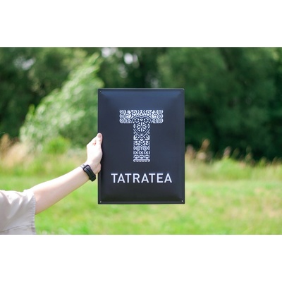 ČIERNA TABUĽA NA STENU S LOGOM TATRATEA