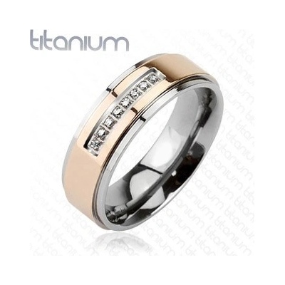 Šperky eshop prsten z titanu růžovozlaté s řadou zirkonů K16.16