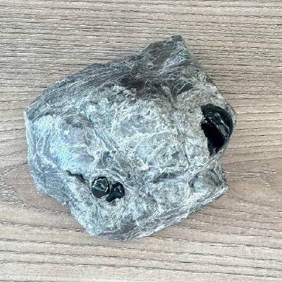 Nefertitis Obsidián Apačská slza v matrixu USA 67 NF64479 - cca 1,6 cm, 326 g