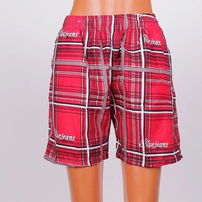 Мъжки шорти в червено с кариран десен в сиво, бяло и черно