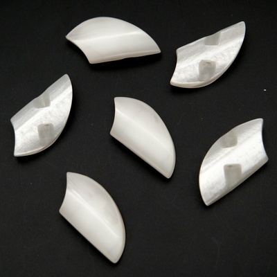 Gombík so spodným prišitím - perleťovo biela - rozmery 3,15 cm x 1,6 cm