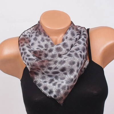 Стилно фишу с ефектен десен в бяло и кафяво