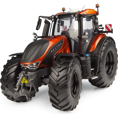 Traktor Valtra T236 - OranžováUniversal Hobbies 1:32