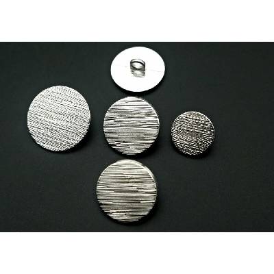 Luxusný kovový gombík s jemným vrúbkovaním – plochý – strieborný – priemer 2,3 cm