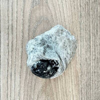 Nefertitis Obsidián Apačská slza v matrixu USA 42 NF64414 - cca 2,4 cm, 92,9 g
