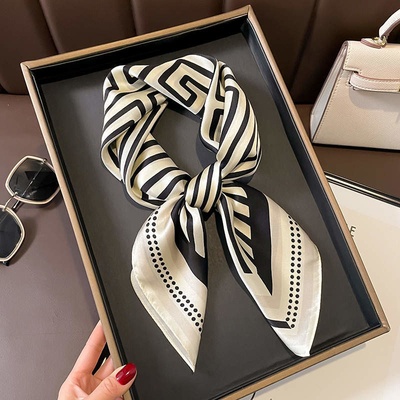 hedvábný šátek Černý labyrint – Zboží Mobilmania