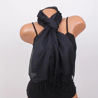 Дамски тъмносин шал с ресни