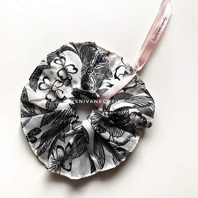 VYSNÍVANÉ COPÍKY Gumička scrunchie na vlas latkovaná - Black/White