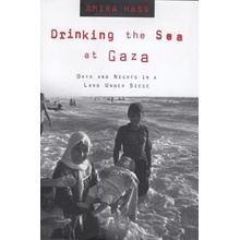 Drinking the Sea at Gaza: Days and Nights in a Land Under Siege Hass AmiraPaperback