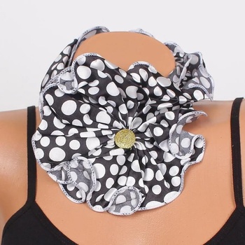 Image 1 of Стилно дамско фишу-цвете в черно на бели точки