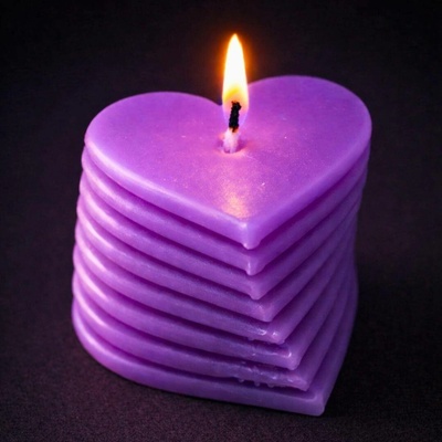 Svíčkománie3D Srdíčkový sloup fialová 65 g
