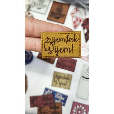Koženkový štítok Žijem, tak šijem! Materiál/farba: Brúsená koženka MODRÁ