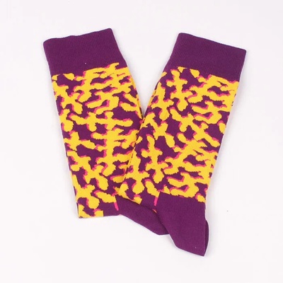 Мъжки памучни чорапи в лилав цвят с жълти елементи