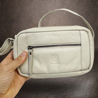Takovou chceš. kožená kabelka crossbody v béžovém odstínu