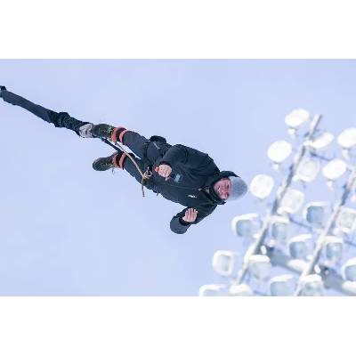 Bungee jumping z televizní věže
