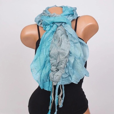 Двуцветен шал с набран ефект и плитки в сиво и тюркоазено