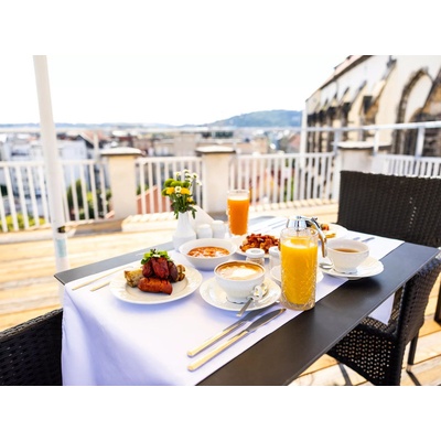 Luxusní snídaně ve Sky Bar & Restaurant Praha