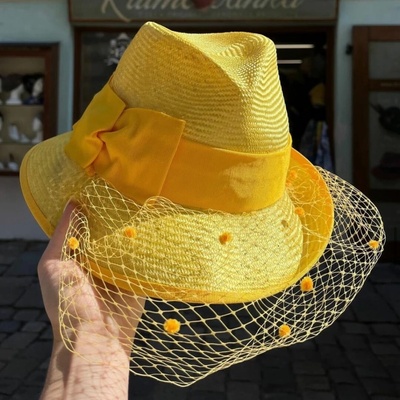 Krumlovanka dámský slavnostní klobouk se závojem Fedora-C-096 žlutý