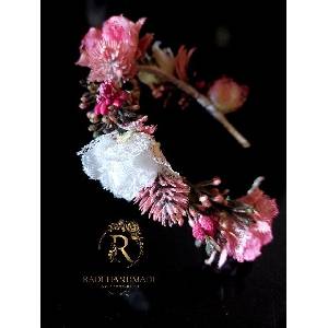 Radi handmade Диадема с бели и тъмно розово-цикламени рози (883)