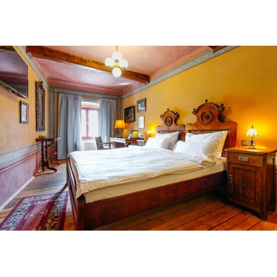 Noc se snídaní v kouzelném hotelu Latrán**** v historickém centru Českého Krumlova pro 2 osoby