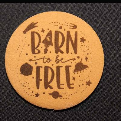 Štítok - Born to be free Materiál/farba: Biela koženka