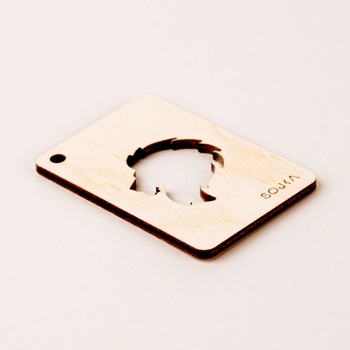 SOJKA Dřevěná vůně do auta - Lev obrys