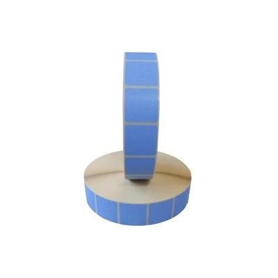 Celoplošně modré, samolepící papírové etikety na kotouči.