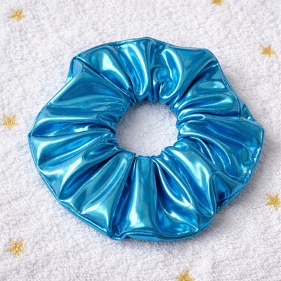 Sparkle*Me Nařasená gumička do vlasů Scrunchie z kolekce plavek Metalická modrá ruční zero-waste výroba