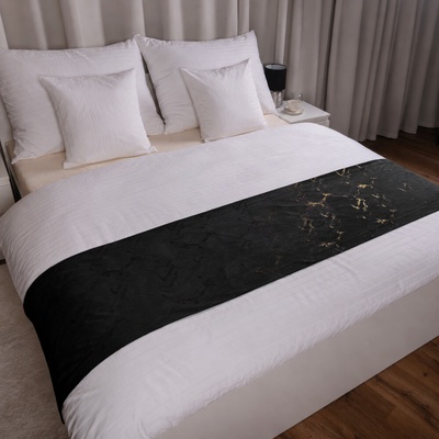 Biante Sametový přehoz/běhoun na postel Isabela IBL-021 Zlatý/kouřový mramor na černém 50x240 cm