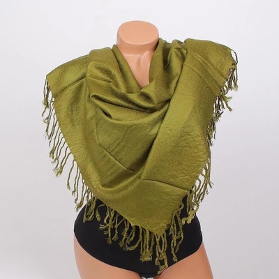 Квадратен шал в маслинено зелено с ресни