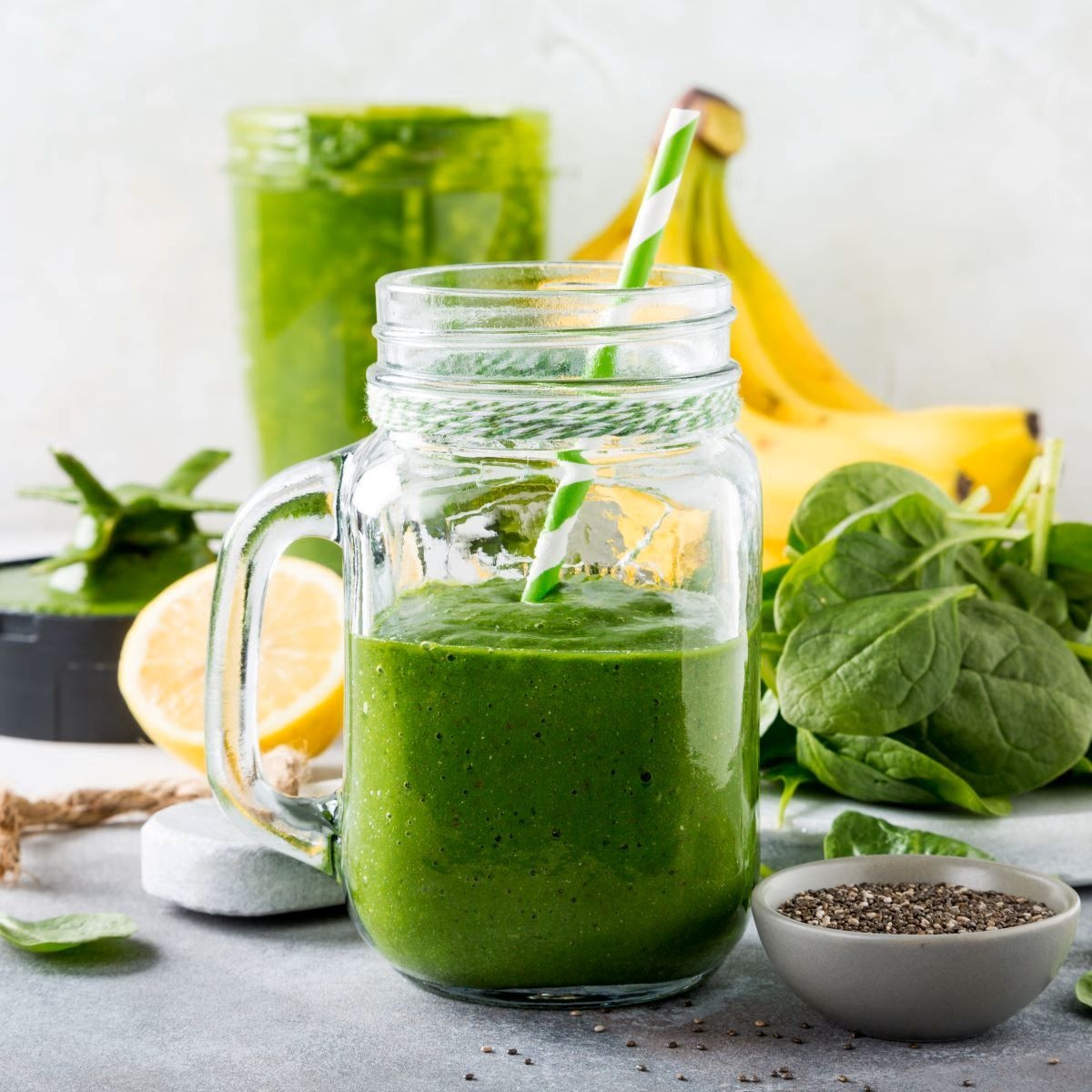 Smoothie verde din spanac și banane, cu semințe de chia și lămâie - băutură ideală pentru detoxifierea organismului