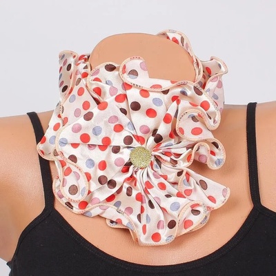 Фишу-цвете в цвят шампанско на цветни точки