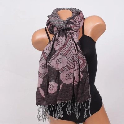 Черен шал с розови цветя