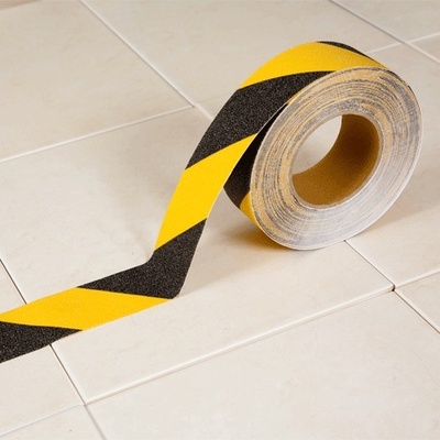 VMBal Protišmyková páska korundová 5 cm x 18 m žltočierna