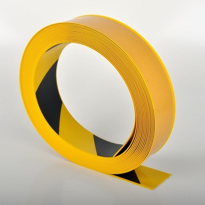 Odolná podlahová páska WT-500 se zkosenou hranou – PVC, žluto-černá, 75 mm × 10 m