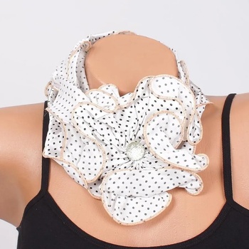 Image 1 of Бяло фишу-цвете на черни точки и златист елемент