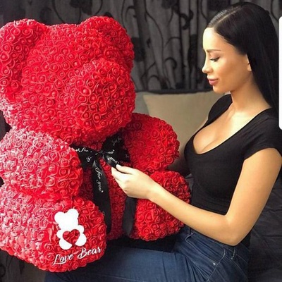 Obrí medvedík z ruží 70 cm červená