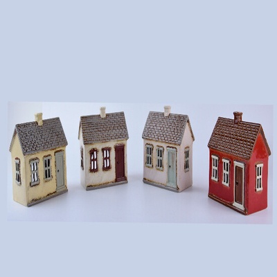 Ego Dekor Keramický domeček na čajovou svíčku VÁLI, svícen DOMEČEK NA NÁMĚSTÍ, barva: bílá-šedá/bílá-hnědá/bílá-sv.modrá/červená, výška: 17cm|MyScandi - červená – Sleviste.cz