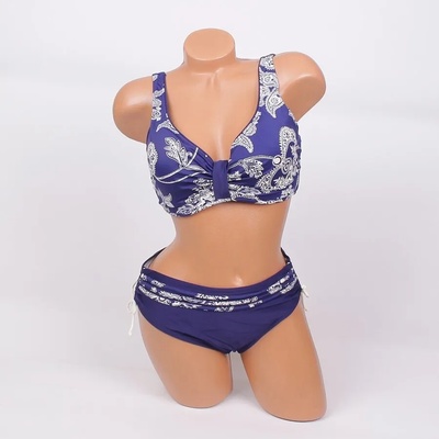 Тъмносин макси бански с бели флорални мотиви - чашка Е