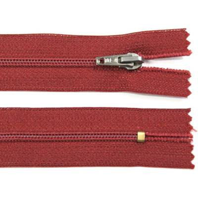 Spirálový zip no.3 nerozepínací 22cm - více barev color: 563 červená tmavá